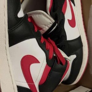 WOMEN'S AIR JORDAN RETRO 1 MID RED